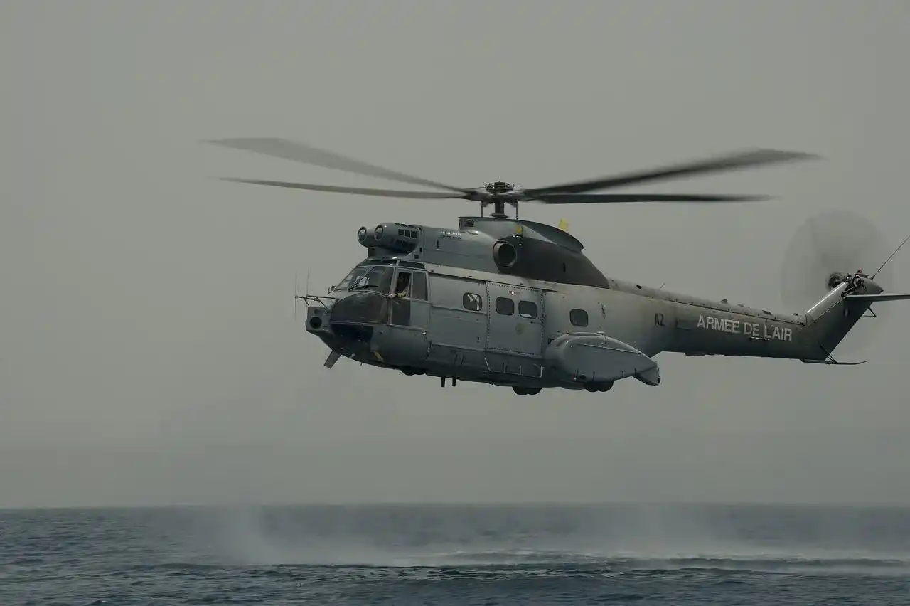 Hélicoptère NH90 Caïman Marine de l'aéronavale en vol